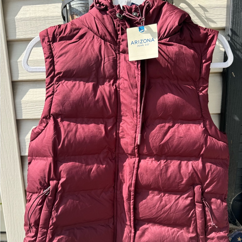 Brand new Arizona jeans co puffy burgundy hooded vest medium